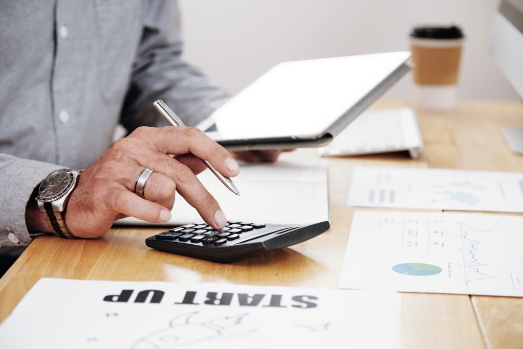 A imagem atual não possui texto alternativo. O nome do arquivo é: accounting-work-office-1-scaled.jpg